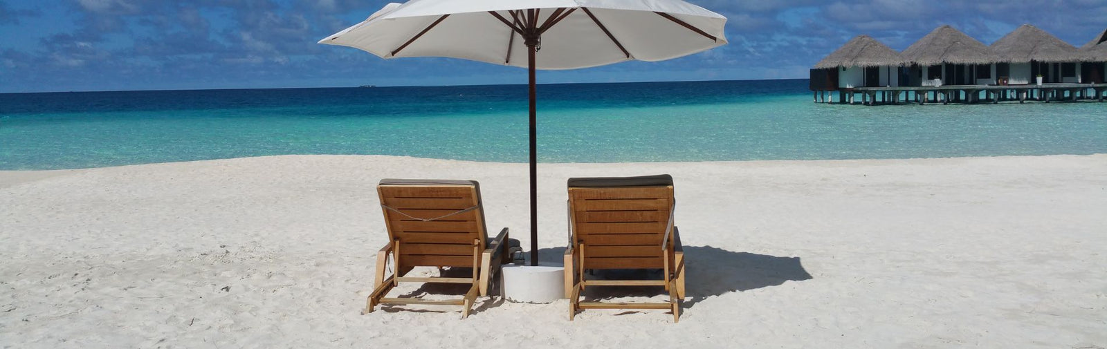 waterproof phone pouch - ugo wear - beach trip