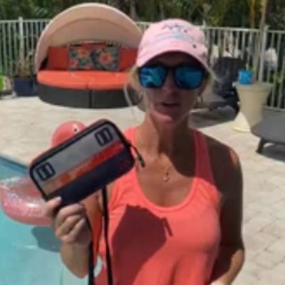testimonial from kelly about her ugo waterproof floating pouch